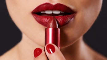 Woman’s 'Elf on the Shelf' makeup shocks Instagram