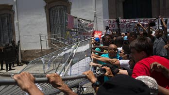 Police in Rio shoot tear gas during protest over budget cuts