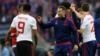 Giggs' dilemma: Fly solo or keep waiting at Man United?