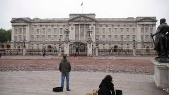 Two UK police officers injured arresting man with knife outside Buckingham Palace