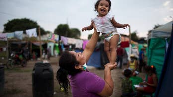 Ecuadorians wait for food, water in towns leveled by quake