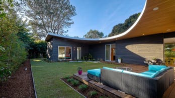 You Must Check Out This Cool Curvilinear Roof in Encinitas