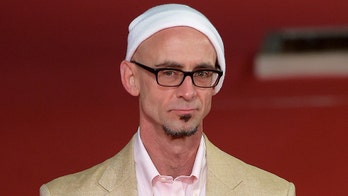 'Fight Club' author learns big reason why he's broke, apologizes