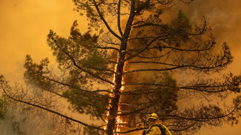 The Latest: California fire threatening 900 buildings