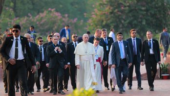 Pope to greet Rohingya refugees at Bangladesh peace prayer