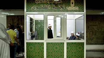 Clerics offering religious edicts in Cairo metro stir debate