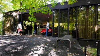 'Ferris Bueller' glass house sells for $1.06M