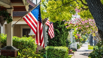 Veteran says he's forced to sell home after HOA fines him for hanging US flag in flower pot