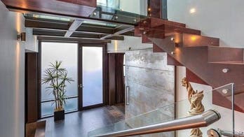 Covered in Glass, This Manhattan Beach Modern Is All About Views
