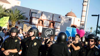 Protesters gather outside Phoenix mosque for Islam protests as police keep 2 sides apart