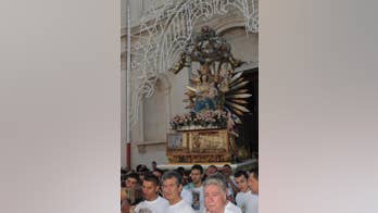 Defying pope, Italian church parade makes detour to stop by Mafioso's house in tribute