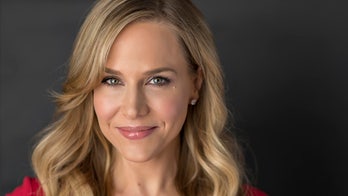 ‘Dexter’ star Julie Benz dishes up killer holiday party cooking tips