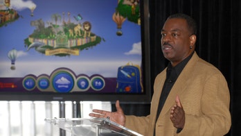 LeVar Burton raises money for 'Reading Rainbow' initiative