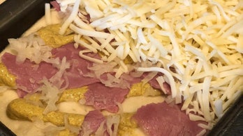 Mustard pizza trend has Twitter divided