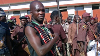 500 Nigerian hunters with homemade weapons ready to rescue kidnapped girls