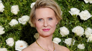 Golden Globes saw Bernie Sanders' mittens meme behind Cynthia Nixon