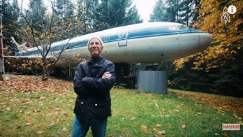 Man Actually Chooses to Live on a Plane