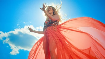 Carrie Underwood reveals baby bump in new music video 'Love Wins'