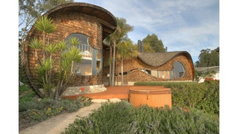 California wave house captures essence of the ocean