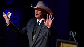 Loretta Lynn returns after stroke to honor Alan Jackson