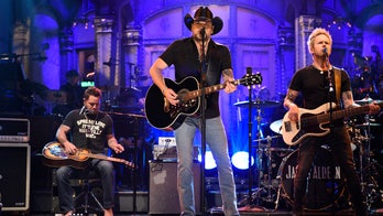 Jason Aldean on 'SNL' pays tribute to Las Vegas shooting victims, Tom Petty