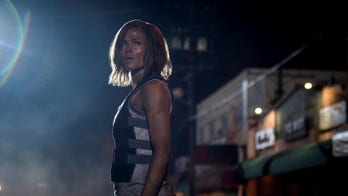 Jennifer Garner hides from fans while attending 'Peppermint' screening