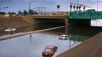 Flash floods close roads, strand drivers in Arizona