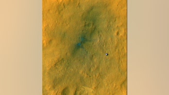 Stunning photo shows Curiosity's tracks on Mars from space
