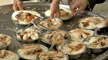 Displaced Iraqis find warm meals at Sufi shrine
