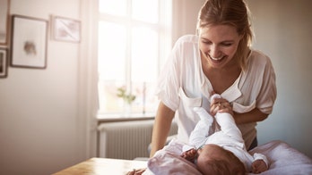 Mom shares photos three weeks after giving birth to show 'realistic' post-pregnancy body