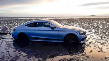 Man dies recovering car stuck on beach