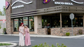 Teens head to Taco Bell for prom photo shoot