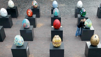 NYC to host smartphone hunt for giant Easter eggs
