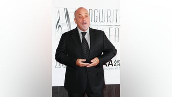 Billy Joel and NY Governor team up for beach cleanup