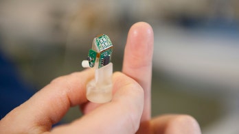 Bionic fingertip lets amputee feel textures