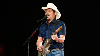 Brad Paisley invites singing police officers to concert gig after 'God Bless America' performance