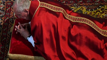 Pope speaks of humanity's "shame" in Good Friday procession