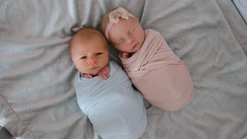 Photographer catches final moments of newborn's life bonding with twin