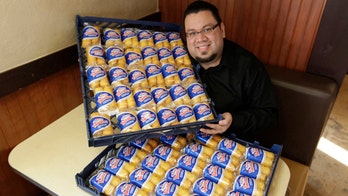 Suburban Chicago restaurant gives away 10,000 Twinkies after Hostess shutdown
