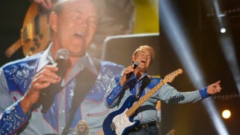 Glen Campbell's wife says he needs full-time care as Alzheimer's progresses