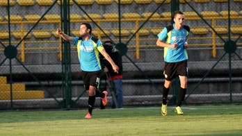 Colombian soccer players sit down to protest daytime games