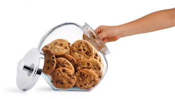 How to store snacks, baked goods, and crackers