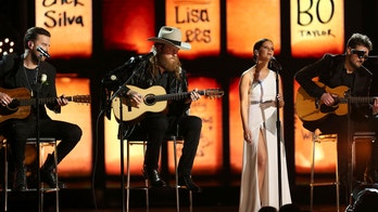 Country stars pay tribute to Las Vegas, Manchester shooting victims at Grammys 2018