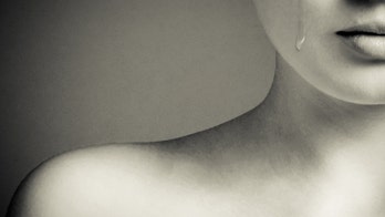 Couple ends relationship with bizarre 'breakup photoshoot'