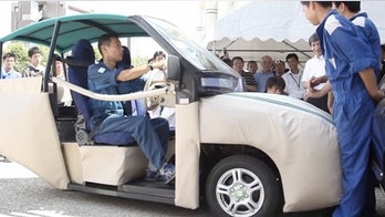 Japanese students build electric "cushion car"