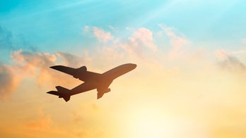 Airplane draws Texas Longhorns logo with flight path