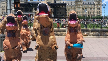 ‘Dino-mom’ sends daughter off to kindergarten in T-Rex costume