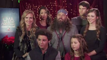 'Duck Dynasty' star Willie Robertson sings with Luke Bryan for CMA Country Christmas special