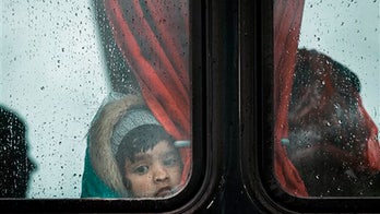 Macedonia sends back refugees who pushed their way in