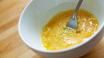 How to make scrambled eggs in a microwave, without dirtying a pan